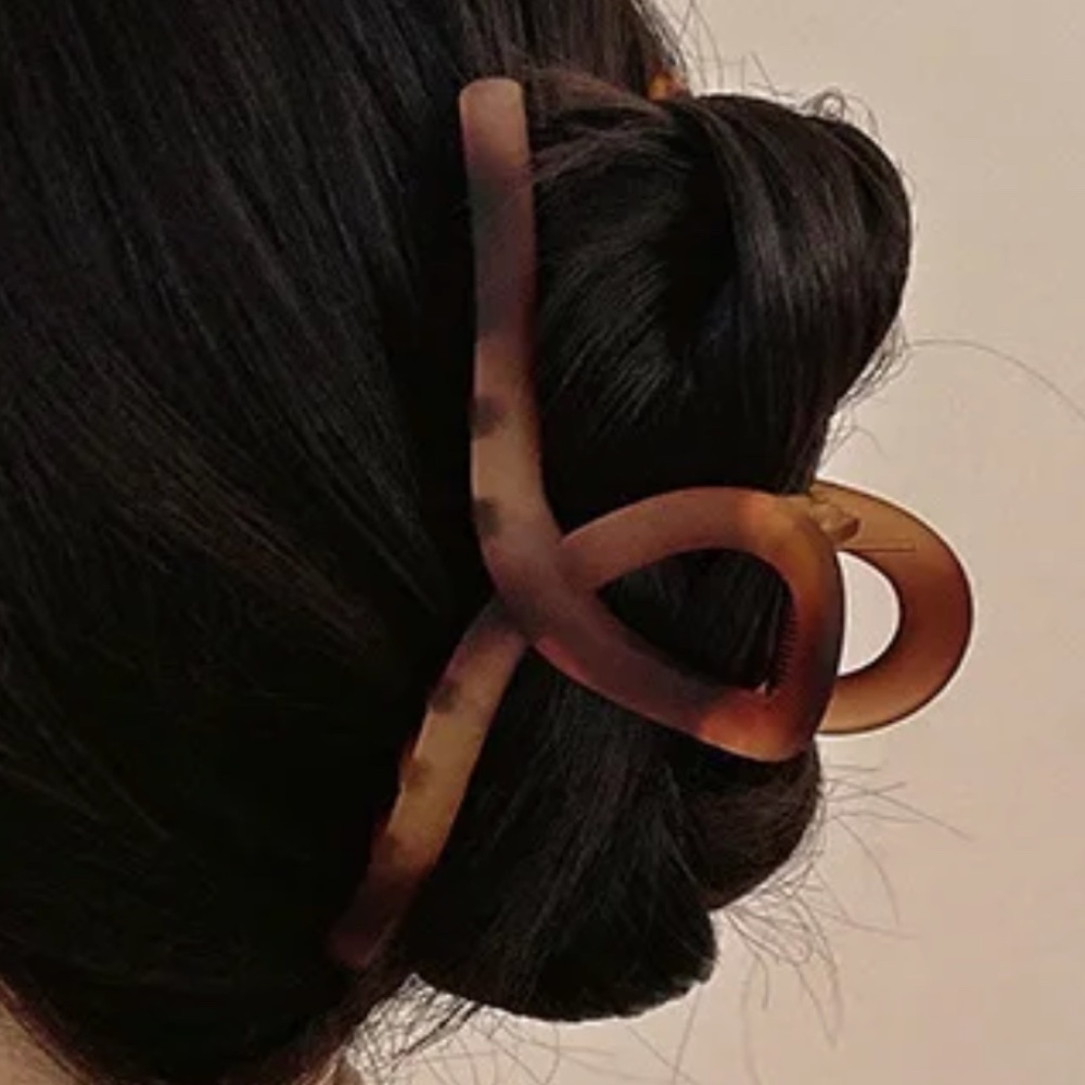 11cm Amber Loop Claw Clip – Modern Matte Finish Hair Accessory for Effortless Up